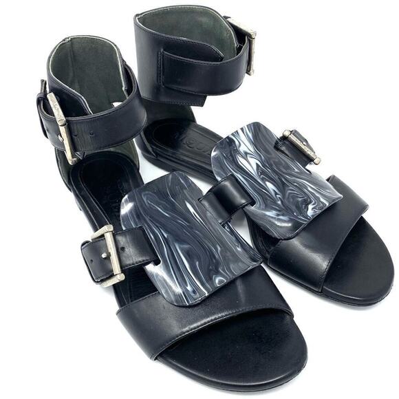ALEXANDER MCQUEEN FLAT BLACK GLADIATOR SANDAL WITH FAUX TORTOISE BUCKLES DETAIL - Picture 4 of 14